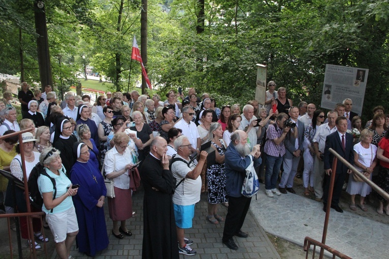 Krynica-Zdrój. Odsłonięcie pomnika abp. Antoniego Baraniaka