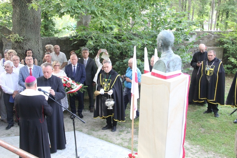 Krynica-Zdrój. Odsłonięcie pomnika abp. Antoniego Baraniaka
