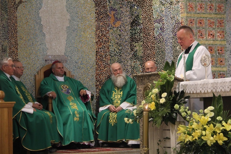 Krynica-Zdrój. Odsłonięcie pomnika abp. Antoniego Baraniaka