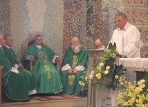 Krynica-Zdrój. Odsłonięcie pomnika abp. Antoniego Baraniaka