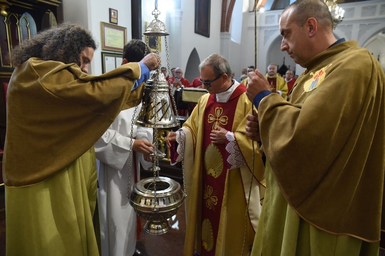 Nałożenie kadzidła do brzeskiego botofumeiro.