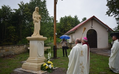 Figura św. Anny, patronki parafii, stanęła przed kościołem.