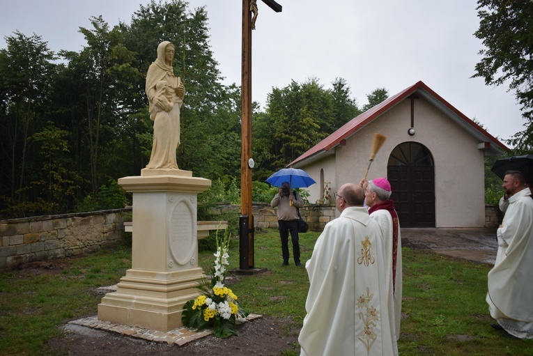 Figura św. Anny, patronki parafii, stanęła przed kościołem.