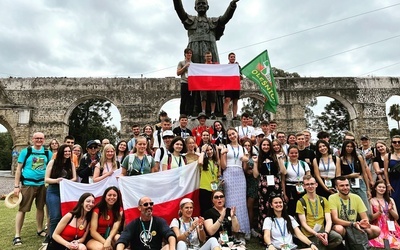 ŚDM Lizbona 2023. Dorsz, tańce w ogrodzie i polska pieśń przed Najświętszym Sakramentem