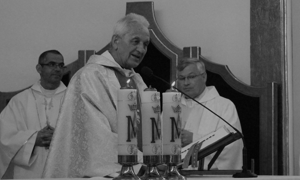 Ks. prałat Franciszek Płonka podczas Mszy św. dla duszpasterstwa rodzin w 2015 r.