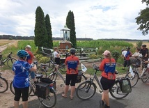 Podczas każdego rajdu cykliści odkrywają historię kilku obiektów.