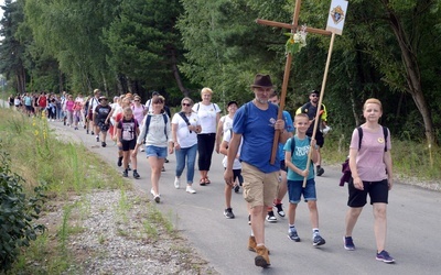 Na pielgrzymi szlak wybrało się ponad stu pątników.