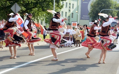 Brawurowy uliczny występ słowackiego zespołu "Magura" z Kieżmarku (słowacki Kežmarok).