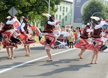 Brawurowy uliczny występ słowackiego zespołu "Magura" z Kieżmarku (słowacki Kežmarok).