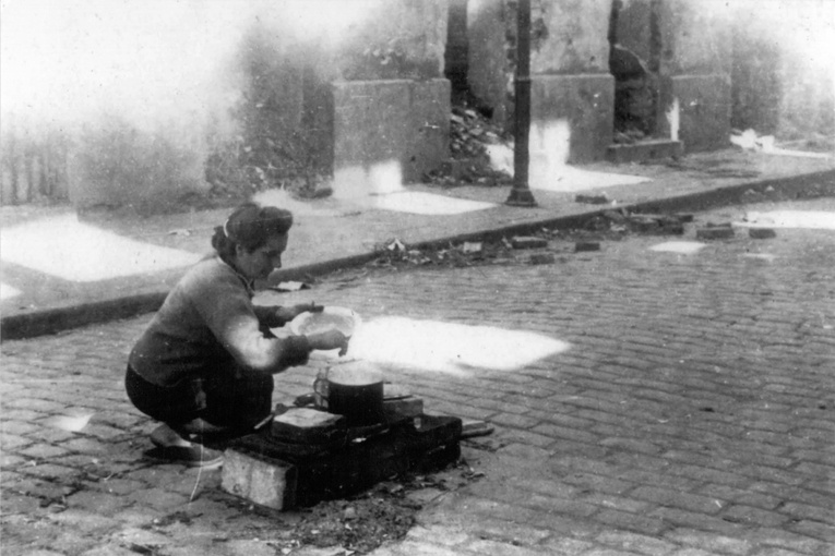 ​Ostatni żyjący fotograf Powstania Warszawskiego Zbigniew Grochowski i jego zdjęcia z powstańczej Warszawy