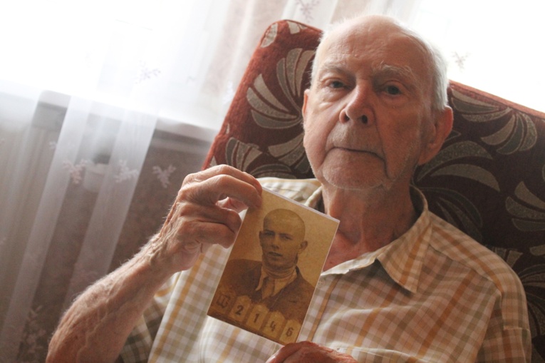 ​Ostatni żyjący fotograf Powstania Warszawskiego Zbigniew Grochowski i jego zdjęcia z powstańczej Warszawy