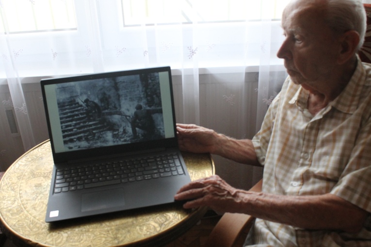 ​Ostatni żyjący fotograf Powstania Warszawskiego Zbigniew Grochowski i jego zdjęcia z powstańczej Warszawy