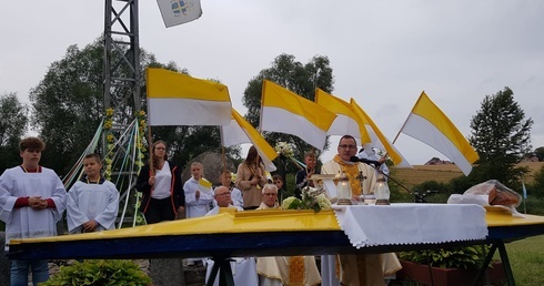 Ołtarz z kajaka. Złocieniec wspominał św. Jana Pawła II 