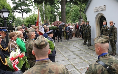 Delegacje złożyły wiązanki na grobie bp. Edwarda Materskiego.