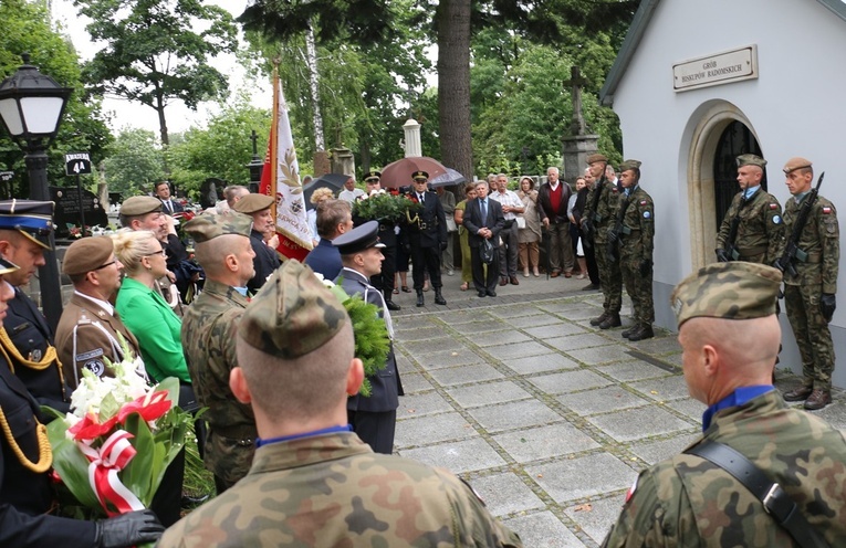 Delegacje złożyły wiązanki na grobie bp. Edwarda Materskiego.