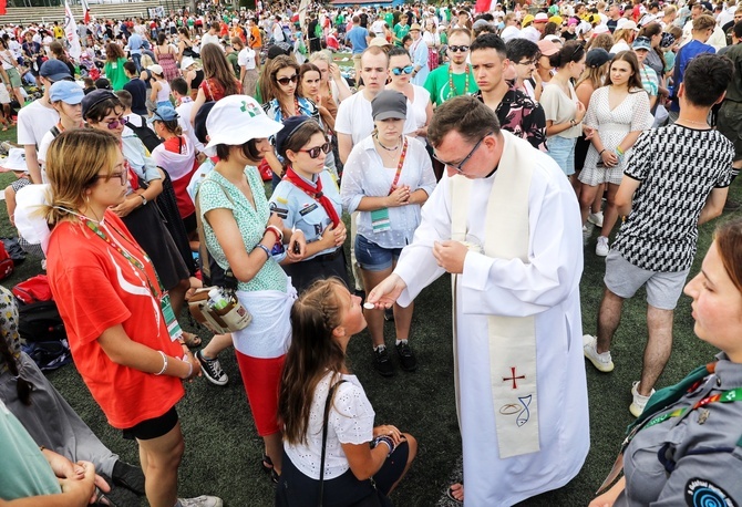 10 tys. młodych na "polskiej" Mszy na ŚDM w Lizbonie (cz. 2)