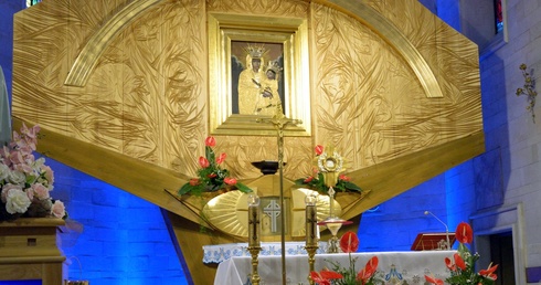 Obraz Matki Bożej w ołtarzu głównym sanktuarium w Czarnej.