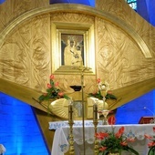 Obraz Matki Bożej w ołtarzu głównym sanktuarium w Czarnej.