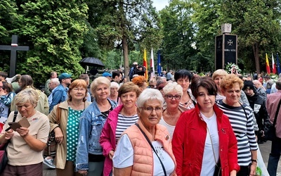 Przy pomniku "Gloria Victis" (Chwała Zwyciężonym) na warszawskich Powązkach.