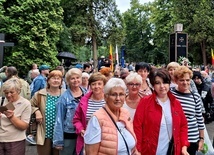 Przy pomniku "Gloria Victis" (Chwała Zwyciężonym) na warszawskich Powązkach.