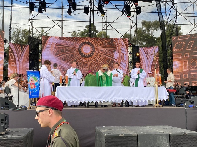 10 tys. młodych na "polskiej" Mszy na ŚDM w Lizbonie (cz. 1)