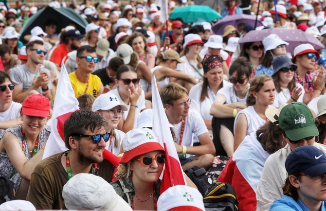 10 tys. młodych na "polskiej" Mszy na ŚDM w Lizbonie (cz. 2)