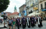 Pielgrzymów do granic miasta odprowadzali biskupi i wielu bliskich.