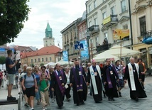 Pielgrzymów do granic miasta odprowadzali biskupi i wielu bliskich.