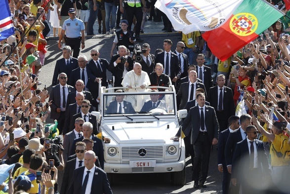Wielki entuzjazm podczas powitania papieża z młodzieżą w Lizbonie