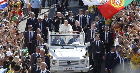 Wielki entuzjazm podczas powitania papieża z młodzieżą w Lizbonie