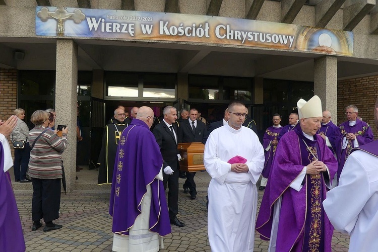 Uroczystości pogrzebowe śp. ks. Franciszka Płonki na os. Karpackim w Bielsku-Białej