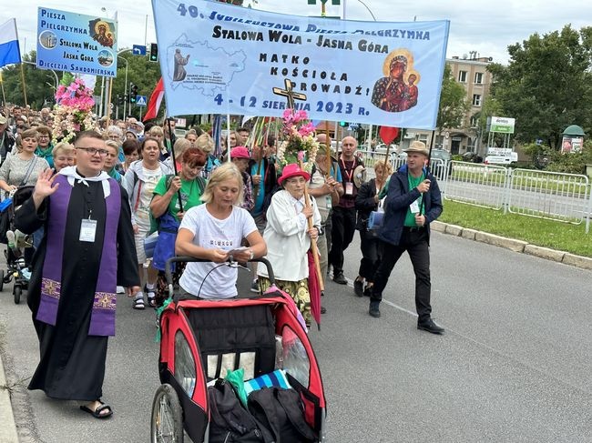 360 pątników wyruszyło ze Stalowej Woli do Częstochowy.