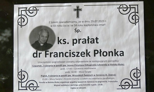 Podczas uroczystości pogrzebowych śp. ks. Franciszka Płonki na os. Karpackim.