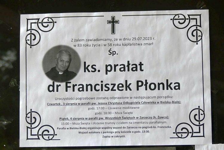 Podczas uroczystości pogrzebowych śp. ks. Franciszka Płonki na os. Karpackim.