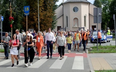 Pielgrzymka wyruszyła sprzed kościoła pw. Świętego Krzyża.