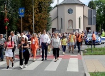 Pielgrzymka wyruszyła sprzed kościoła pw. Świętego Krzyża.