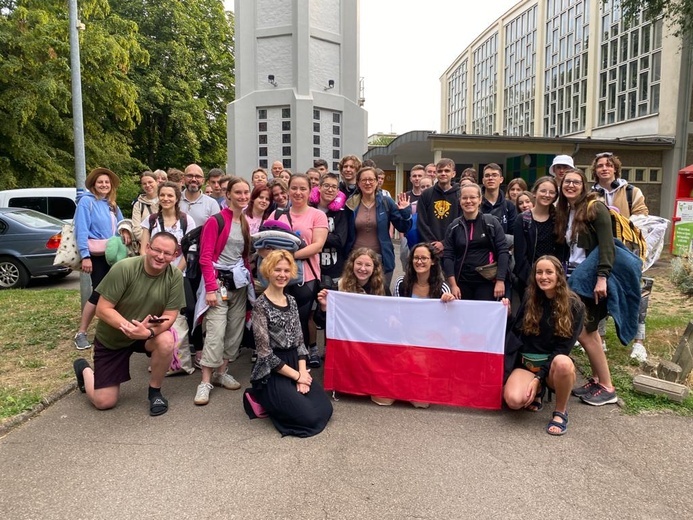 Młodzież wraz ze swoimi duszpasterzami - ks. Adamem Jeszką i ks. Dawidem Kijewskim.