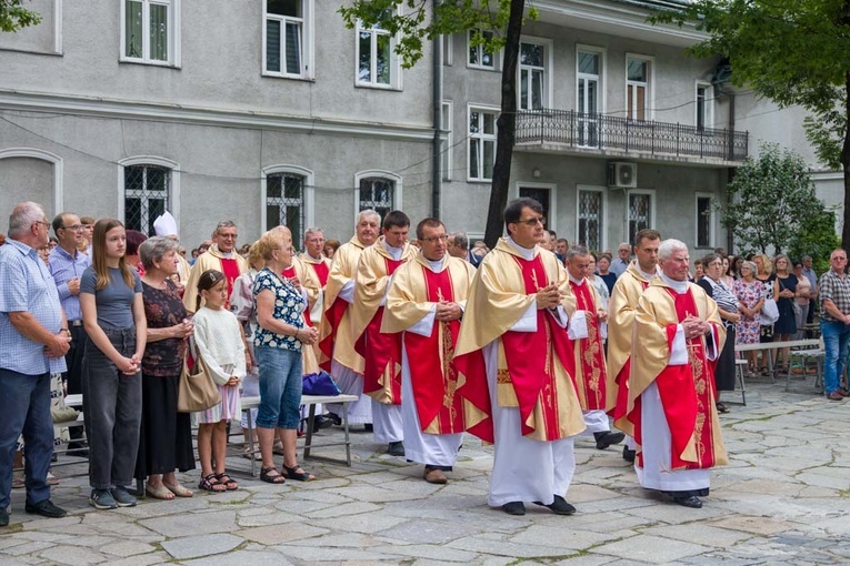 Ruchy, stowarzyszenia, kapłani, służba liturgiczna, nadzwyczajni szafarze i rycerze