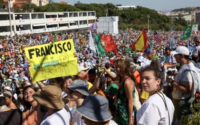 Dziesiątki tysięcy osób czekają w parku w Lizbonie na Drogę Krzyżową z papieżem