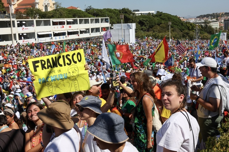 Dziesiątki tysięcy osób czekają w parku w Lizbonie na Drogę Krzyżową z papieżem
