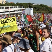 Dziesiątki tysięcy osób czekają w parku w Lizbonie na Drogę Krzyżową z papieżem