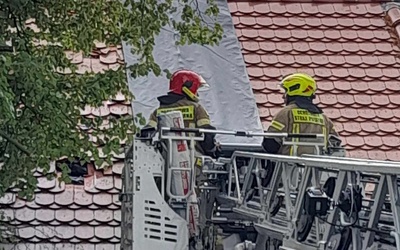 Niebezpiecznie w regionie. Uszkodzony dach kościoła w Nieżynie