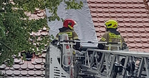 Niebezpiecznie w regionie. Uszkodzony dach kościoła w Nieżynie