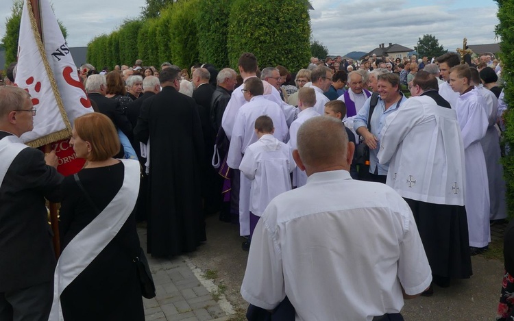 Ostatnie pożegnanie ks. prał. Franciszka Płonki w rodzinnym Zarzeczu