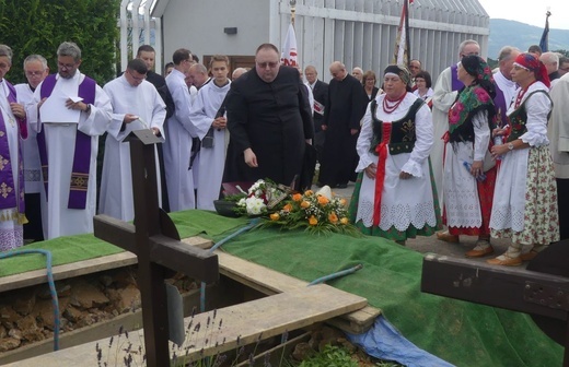 Ostatnie pożegnanie ks. prał. Franciszka Płonki w rodzinnym Zarzeczu