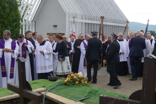 Ostatnie pożegnanie ks. prał. Franciszka Płonki w rodzinnym Zarzeczu