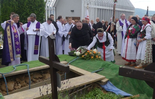 Ostatnie pożegnanie ks. prał. Franciszka Płonki w rodzinnym Zarzeczu