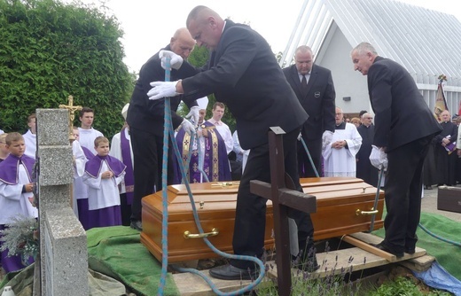 Ostatnie pożegnanie ks. prał. Franciszka Płonki w rodzinnym Zarzeczu