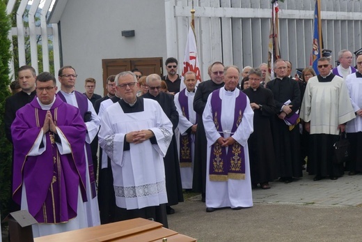 Ostatnie pożegnanie ks. prał. Franciszka Płonki w rodzinnym Zarzeczu