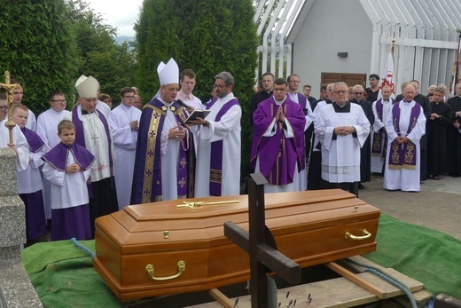 Ostatnie pożegnanie ks. prał. Franciszka Płonki w rodzinnym Zarzeczu